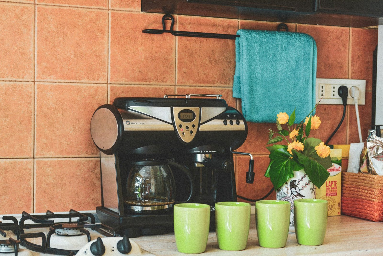 Kaffeevollautomat auf der Küchenarbeitsfläche