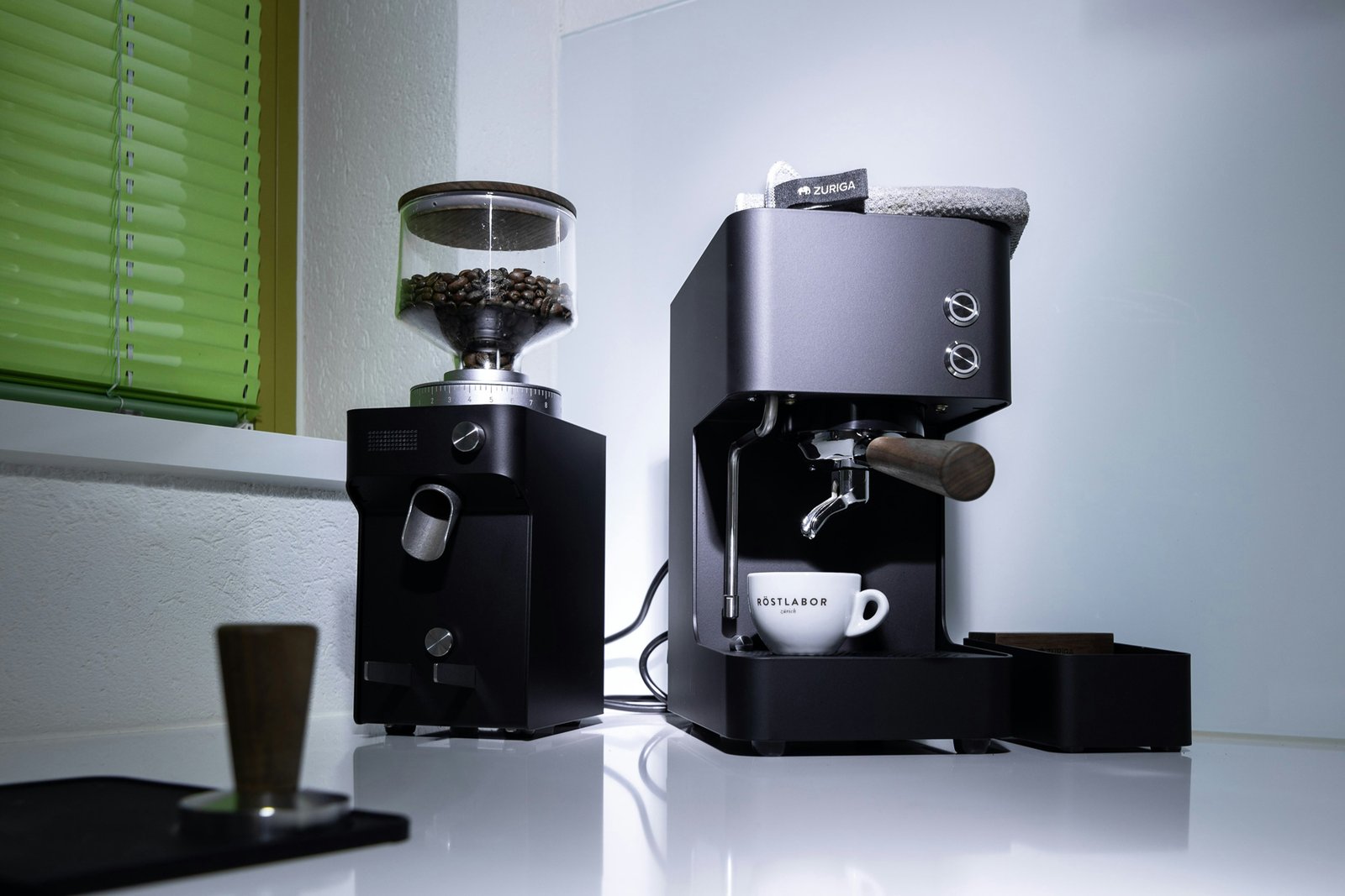 Kaffeevollautomat auf der Küchenarbeitsplatte