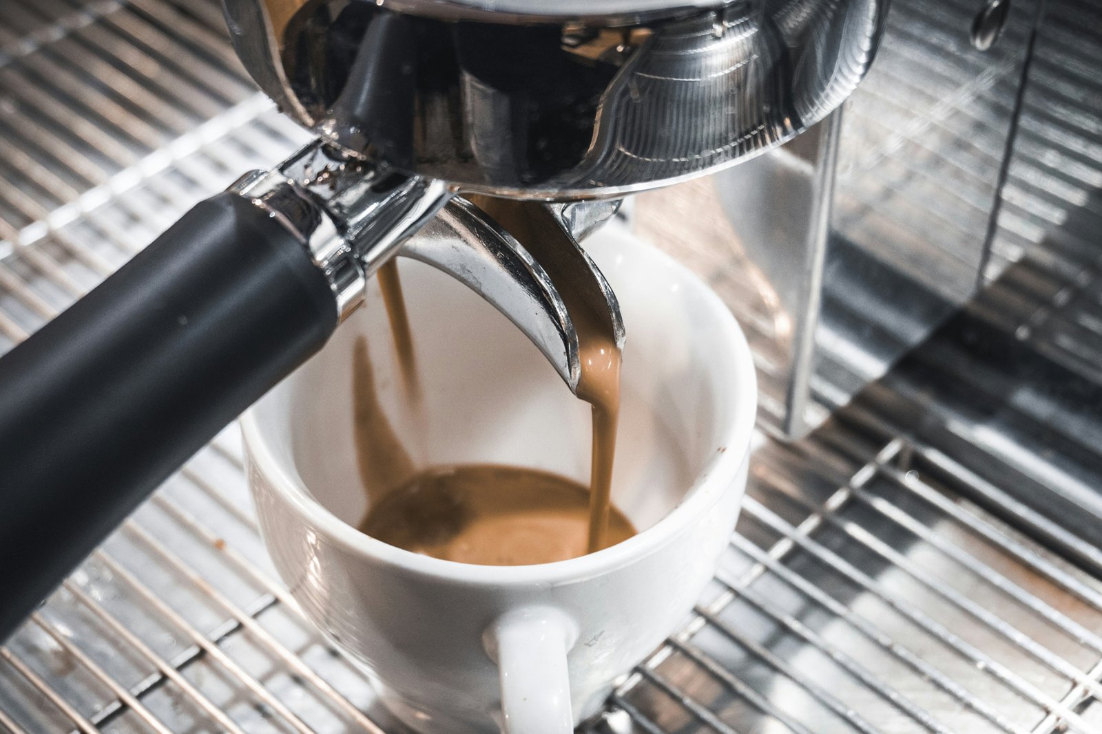 Kaffeevollautomat bei der Kaffeezubereitung