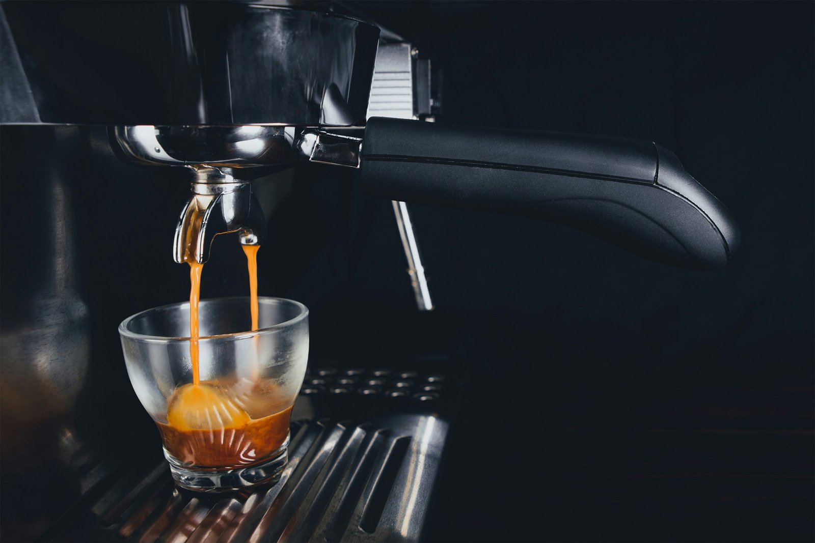 Kaffeevollautomat bei der Kaffeezubereitung