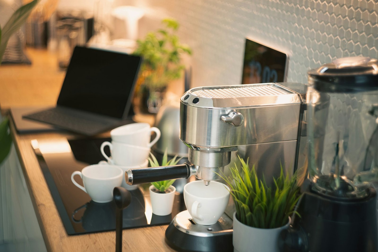 Kaffeevollautomat auf der Küchenarbeitsfläche