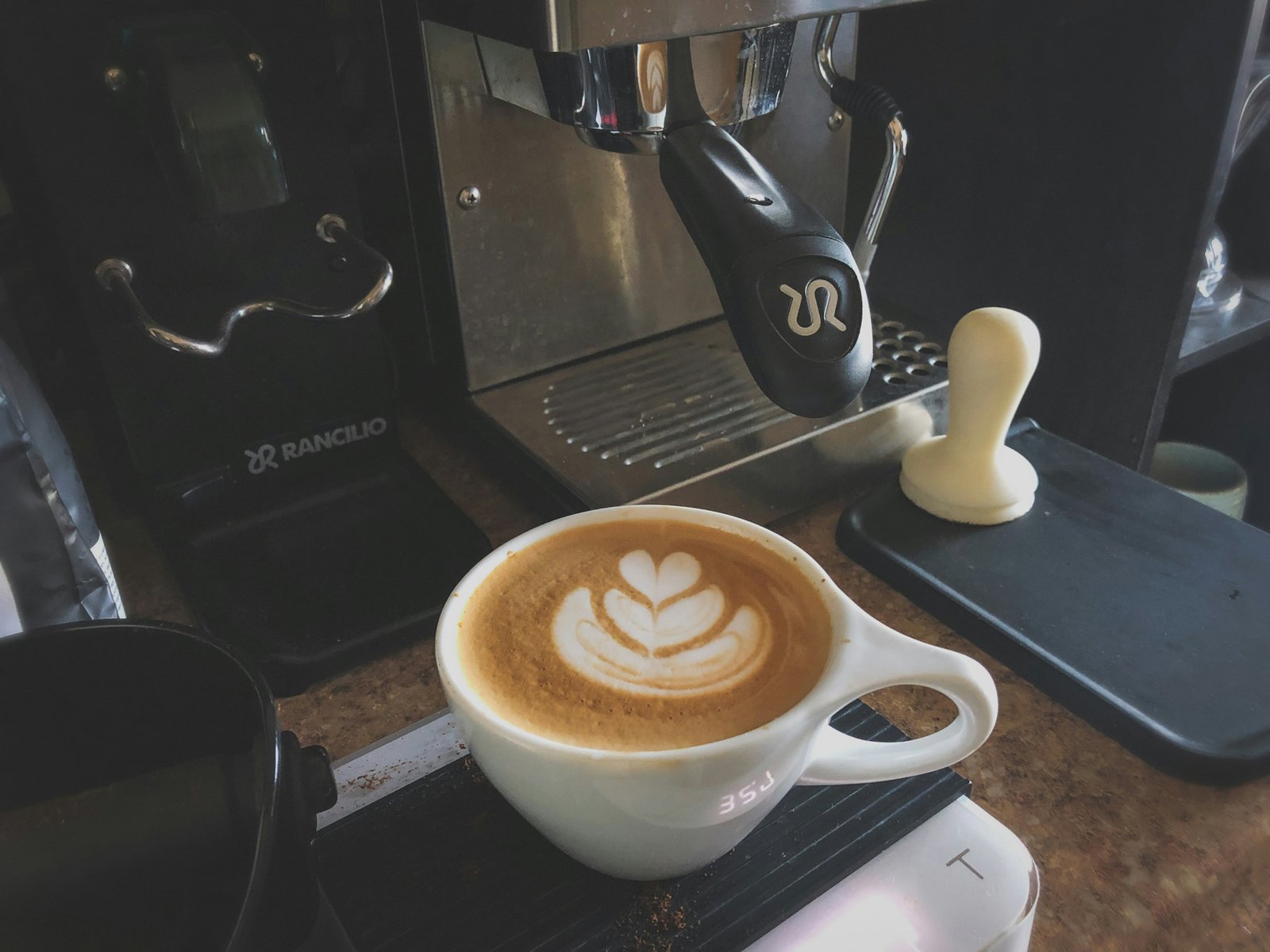 Kaffeevollautomat auf der Küchenarbeitsfläche