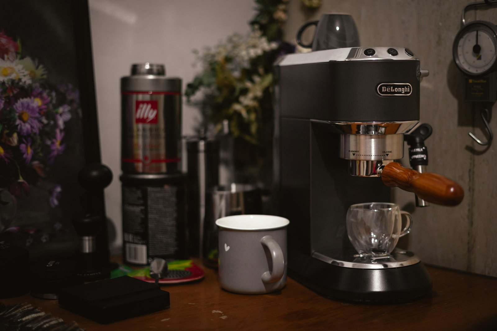 Kaffeevollautomat auf der Küchenarbeitsfläche