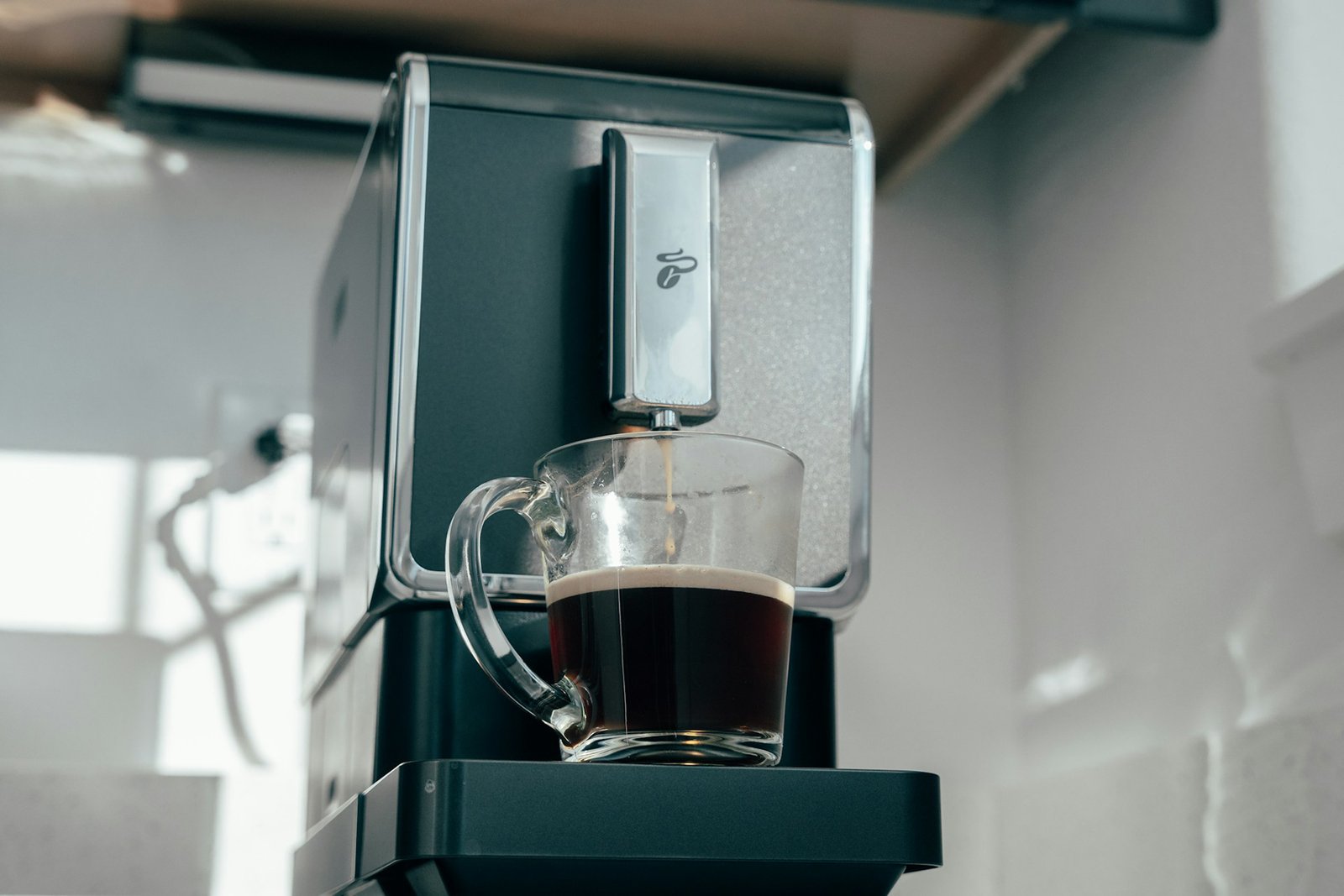 Kaffeevollautomat beim Spülvorgang