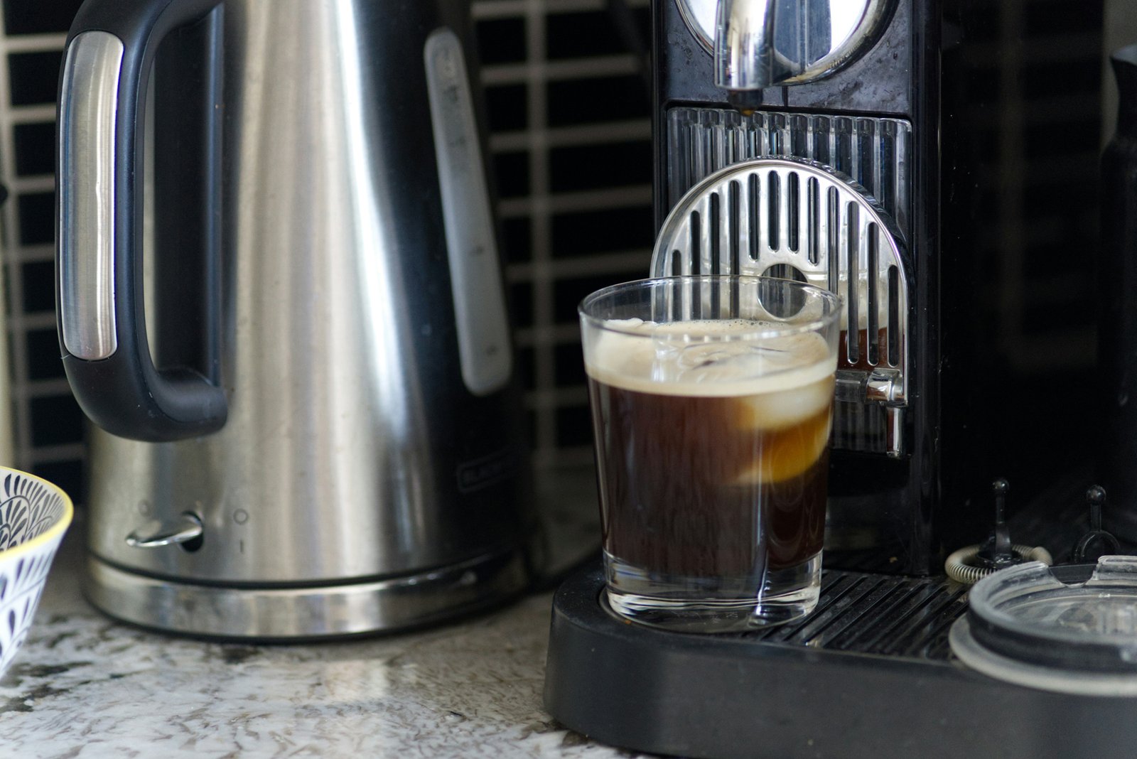 Kaffeevollautomat auf der Küchenarbeitsfläche
