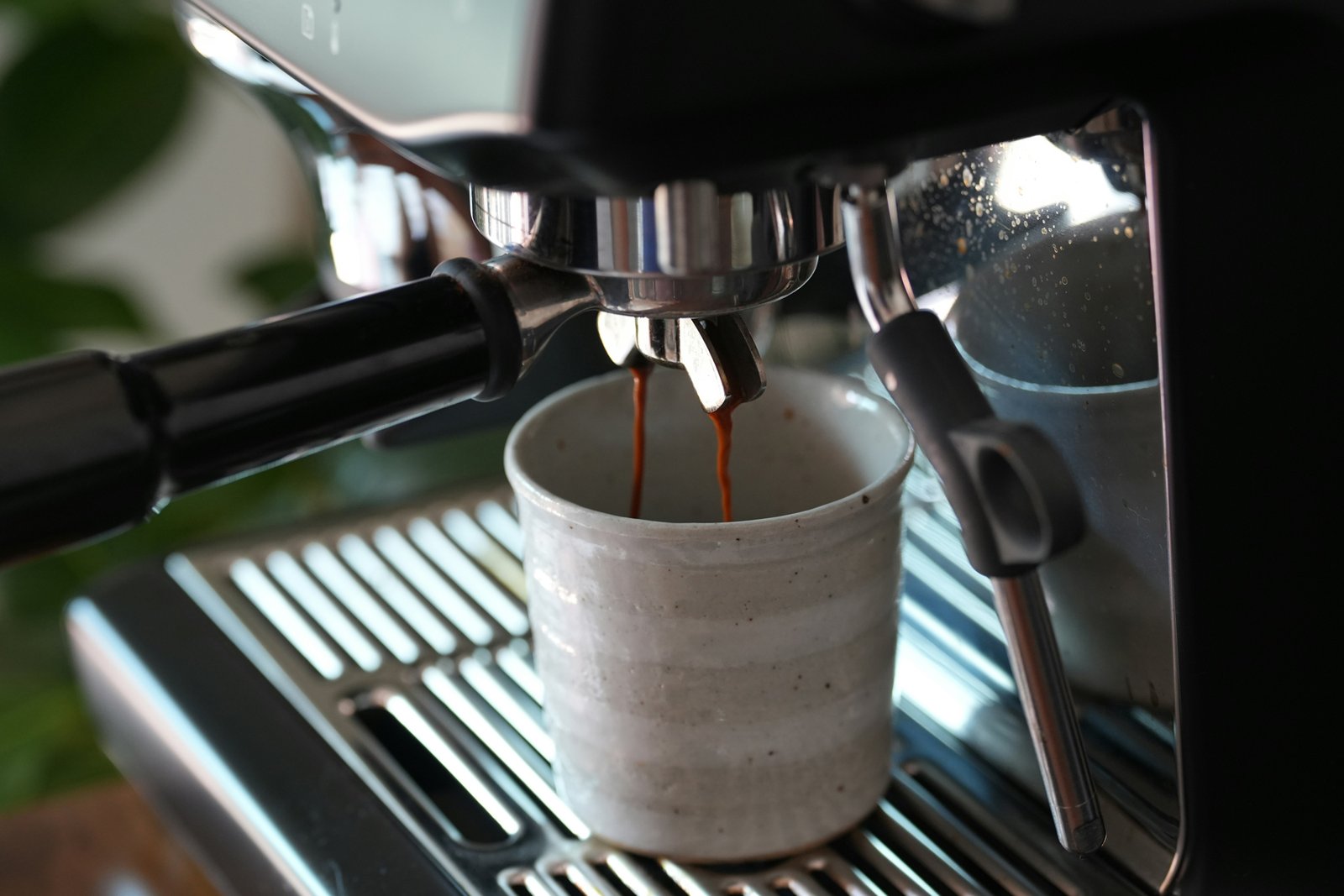 Kaffeevollautomat auf der Küchenarbeitsfläche