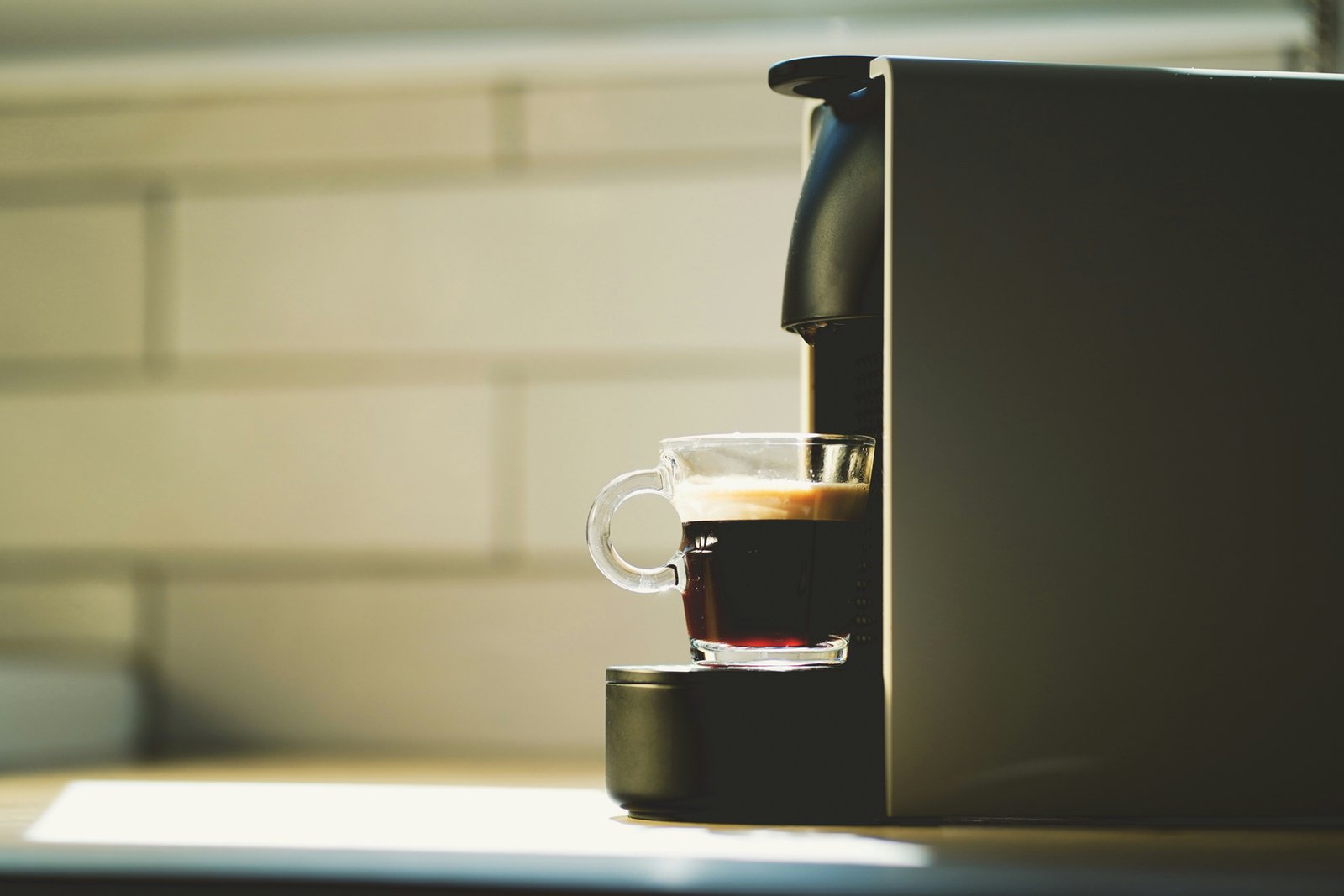 Kaffeevollautomat auf der Küchenarbeitsplatte