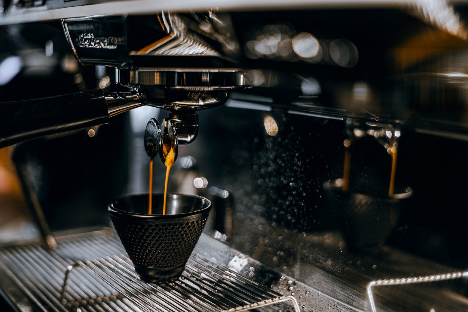 Kaffeevollautomat bei der Kaffeezubereitung