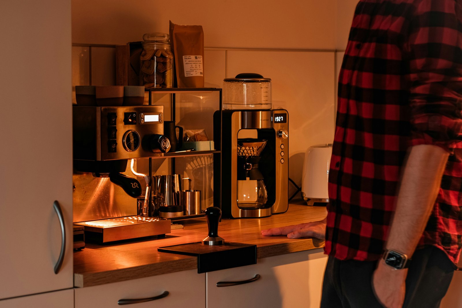 Kaffeevollautomat auf der Küchenarbeitsfläche